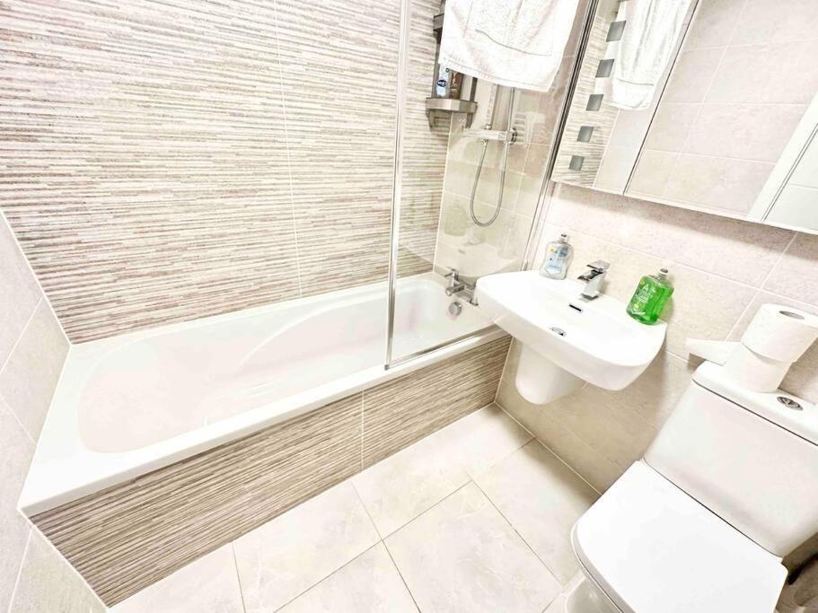 Paradigm House, Stunning 2-Bedroom Apartment 1, Free Parking, Oxford Buitenkant foto